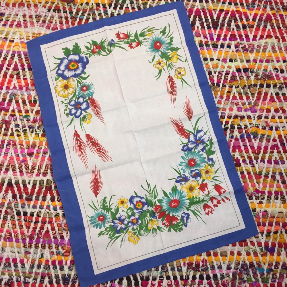 NOS Bright Floral Table Cloth - Picture 7 of 7